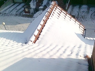 Usuwanie śniegu z dachów i zbijanie nawisów lodowych
